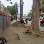 Masyarakat Keluhkan Gundukan Tanah dan Puing di Trotoar Pakupatan terminal pakupatan pakupatan dinas perpustakaan
