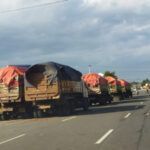 PKL Diusir, Dumtruk Bebas Parkir Liar di Jembatan Aria Wangsakara Serang