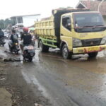 Jalan Penghubung Baros Petir Rusak dan Rawan Kecelakaan baros serang jalan rusak kabupaten serang