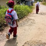Lubang-lubang Menantang di Jalan Desa Lebak Pendeuy Banten
