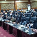 Emak-emak Geruduk DPRD Kabupaten Serang Buntut Penangkapan Warga Padarincang