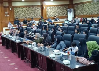 Emak-emak Geruduk DPRD Kabupaten Serang Buntut Penangkapan Warga Padarincang