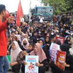 Minta Warganya Dibebaskan, Warga Padarincang Lakukan Aksi ke Polda Banten Warga dan mahasiswa yang tergabung dalam Aliansi Cibetus Melawan berdemonstrasi di perempatan POLDA Banten (6/3/2025). Dziki Oktomauliyadi