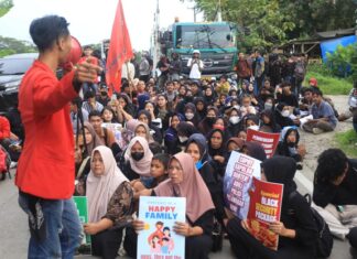 Minta Warganya Dibebaskan, Warga Padarincang Lakukan Aksi ke Polda Banten Warga dan mahasiswa yang tergabung dalam Aliansi Cibetus Melawan berdemonstrasi di perempatan POLDA Banten (6/3/2025). Dziki Oktomauliyadi