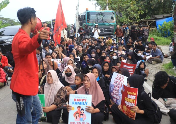 IMG-20250306-WA0044 Warga dan mahasiswa yang tergabung dalam Aliansi Cibetus Melawan berdemonstrasi di perempatan POLDA Banten (6/3/2025). Dziki Oktomauliyadi