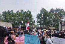 Warga Cengkok Protes, Keluhkan Bau dan Bising dari Uji Coba PT SLI Tangerang