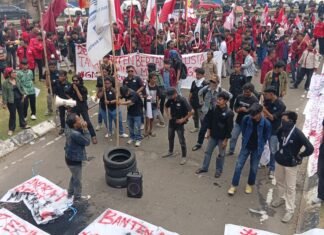 Demo HUT Banten ke-26 Ricuh, Mahasiswa Dipukul dan Diseret Polisi